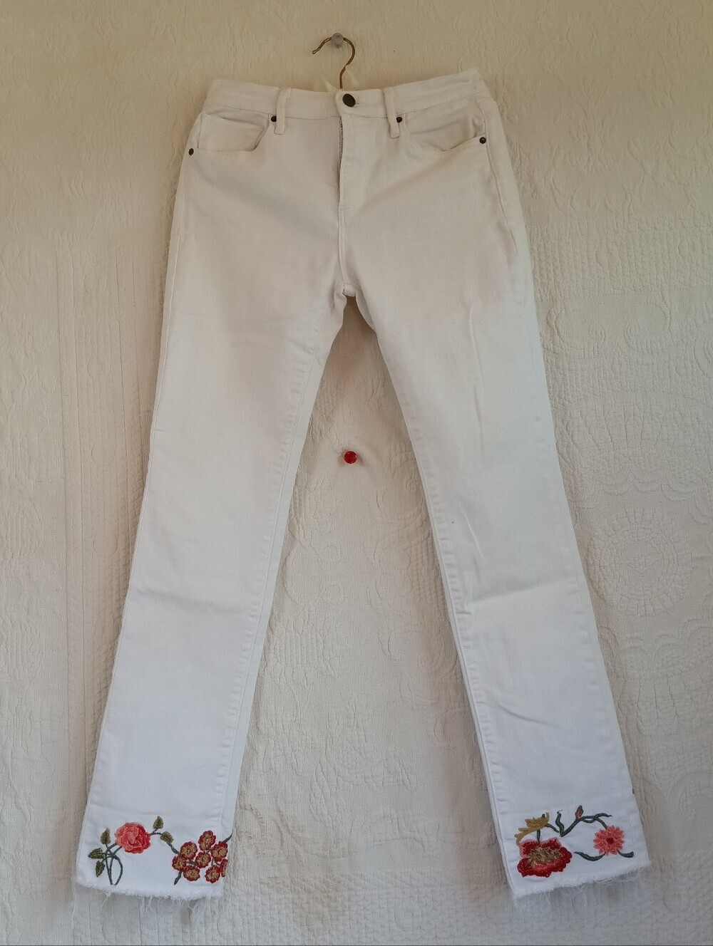 DRIFTWOOD White Cropped Jeans Rose Embroidery Frayed Hem Stretch Summer Floral - Picture 11 of 11